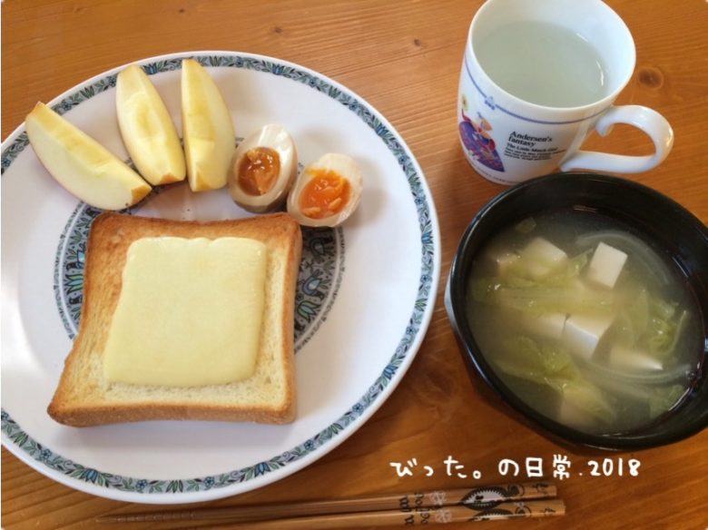 パンとお味噌汁の朝食