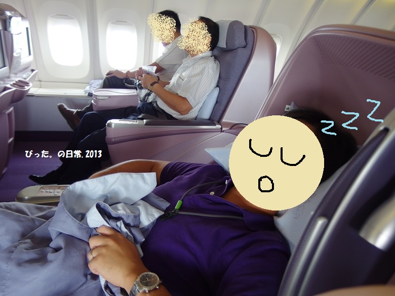 China Airline，2階席，リクライニングシート，爆睡の夫