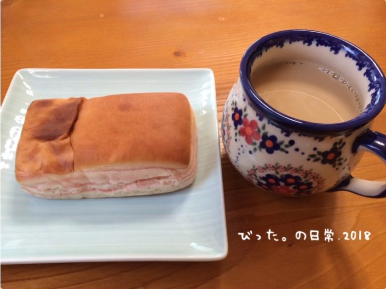 いちごパンとカフェオレの朝食