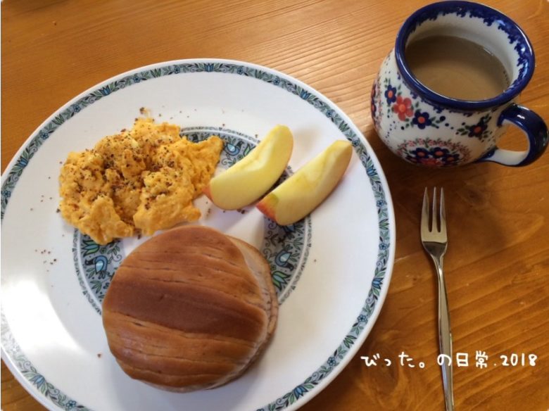 パンとカフェオレの朝食